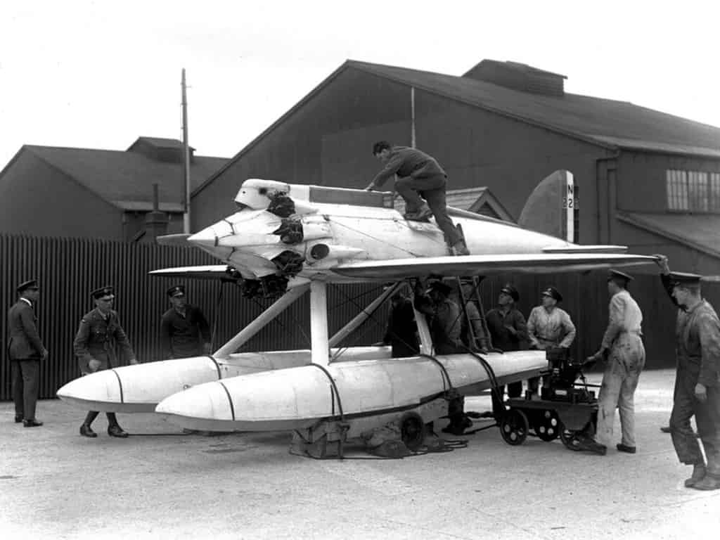 Гоночный самолет Шорт – Бристоль – Бристоу «Крусейдер» во время подготовки к гонкам на кубок Шнейдера 1927 г.
Особенностями машины были мотор воздушного охлаждения, оснащенный нагнетателем, и эллиптическое крыло типа «бабочка»
